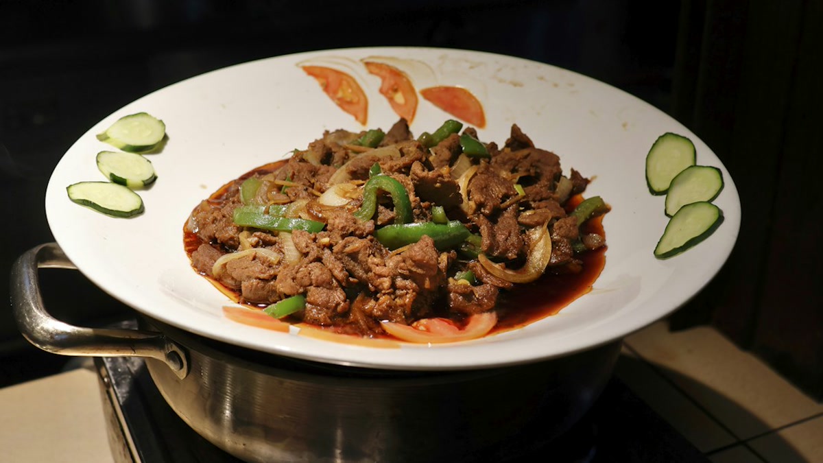 Zartes Rindfleisch mit karamellisierten Zwiebeln (Yangcong Chao Niurou)